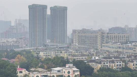 雾霾天住宅高楼大厦建筑工地高架车流