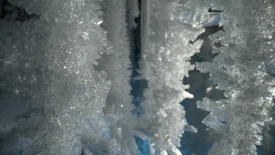 夏普水晶冰柱冰冻洞穴内钟乳石上的冰雪