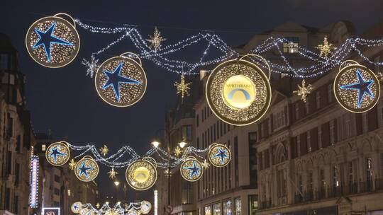 伦敦牛津街上空的圣诞灯和装饰品视频素材模板下载