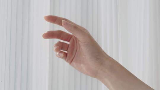 手部触摸白色纱帘素材