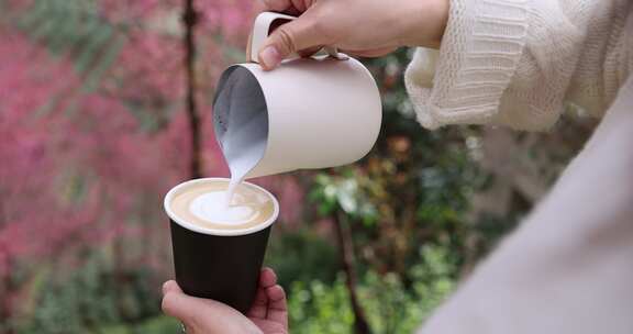 樱花树下咖啡师制作咖啡拉花升格慢镜