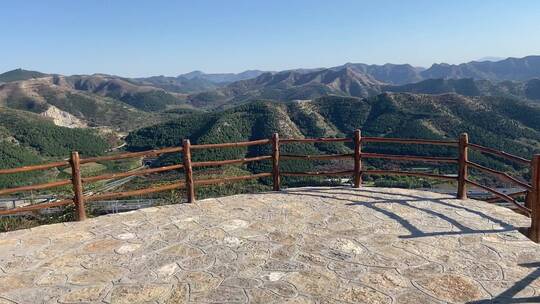 济南蚰蜒山红叶满山，秋天山脉景色