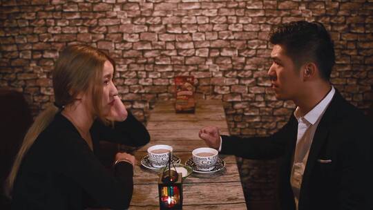 情侣在咖啡店喝咖啡视频素材模板下载