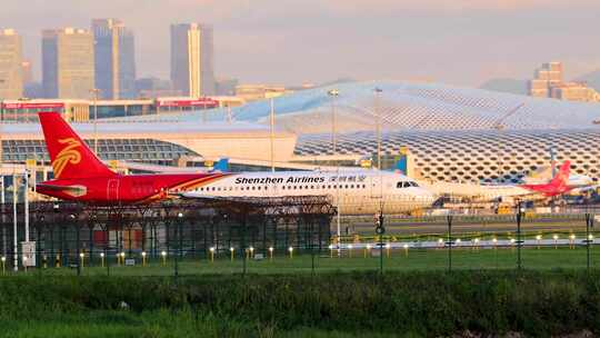 深圳航空飞机在深圳机场降落