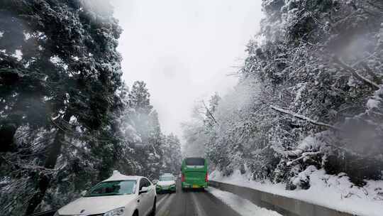 雪天行车视角：华顶森林公园的盘旋公路