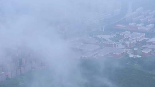 航拍枣庄新城云雾缭绕的枣庄双子星体育中心 (1)