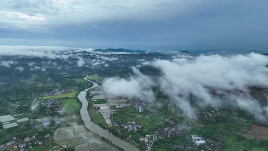 高空俯瞰云层之上大地河流乡村田野美丽湖南