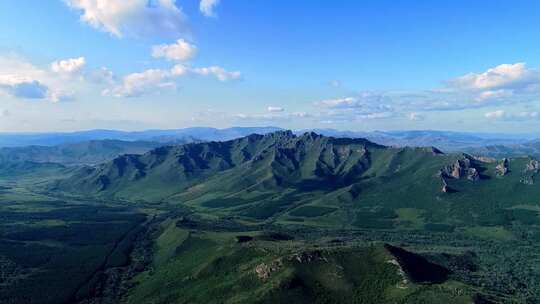 绵延不断的起伏山峦