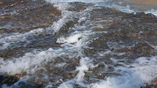 冬天河水结冰 冬天流淌的河水