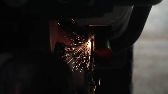 铁匠焊工在做焊接工作