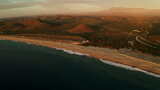 日落时拍摄美丽的海滩。高清在线视频素材下载