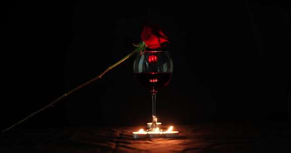 红酒蜡烛玫瑰昏暗的浪漫氛围