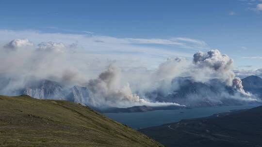 火山喷发冒出的烟雾天际线景观
