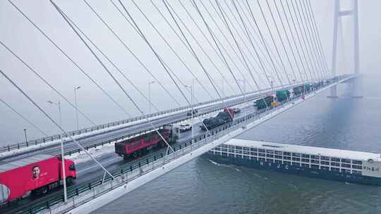 湖南岳阳许广高速荆岳高架桥冰灾堵车