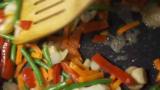 热气腾腾的蔬菜在平底锅上油炸的特写镜头