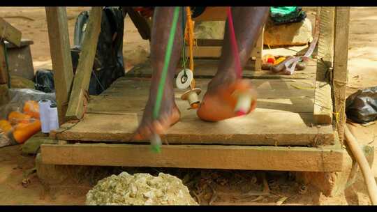 贫困非洲男孩手工制作织布