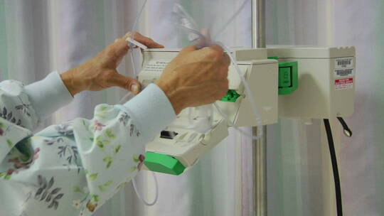 一名护士准备静脉注射设备视频素材模板下载