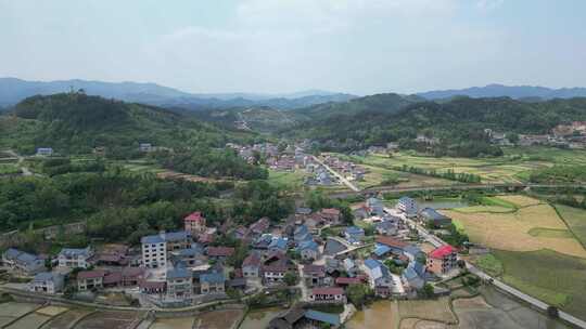 乡村全景俯瞰，青山绿水间的村庄