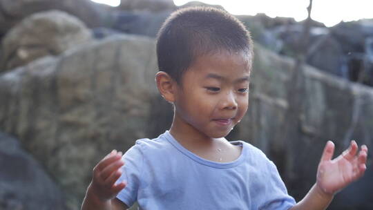 亚洲中国人小孩小朋友玩水嬉戏玩耍脚丫特写视频素材模板下载