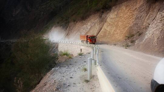 山路卡车视频云南怒江沿岸土路上行驶的卡车