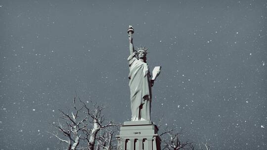 雪花飘落在女神像上