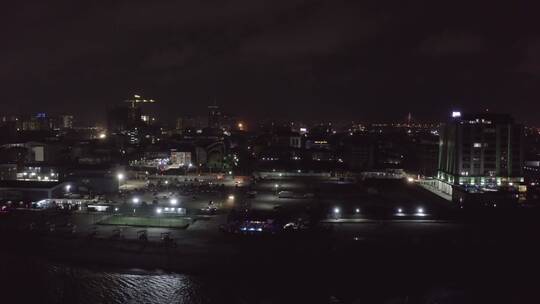 无人机拍摄夜间的城市景观