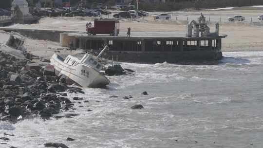 航拍山东威海孙家疃葡萄滩海水浴场沙滩海浪