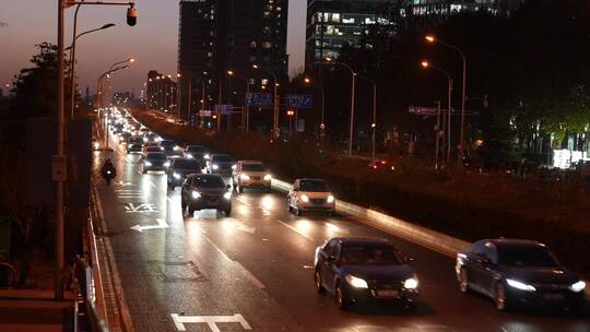 车流 灯火 高架 马路 楼宇 傍晚 车 灯 天空