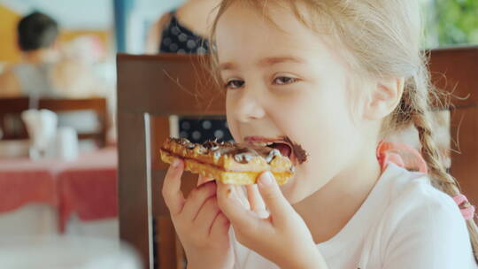 小女孩吃巧克力面包视频素材模板下载
