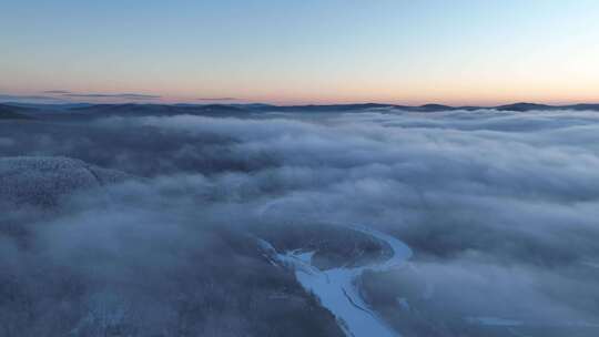 航拍冷空气迷漫的林海雪原