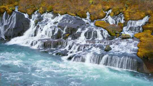 瀑布的水流流向河里