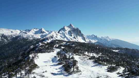 香格里拉孔雀山雪山整体往后拉