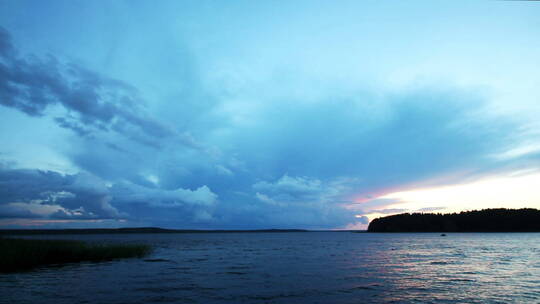 日落后接近湖上风暴