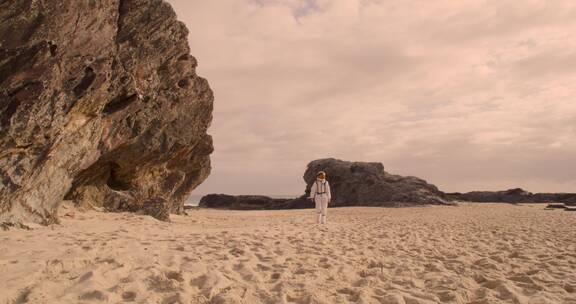 宇航员漫步在沙滩戈壁上