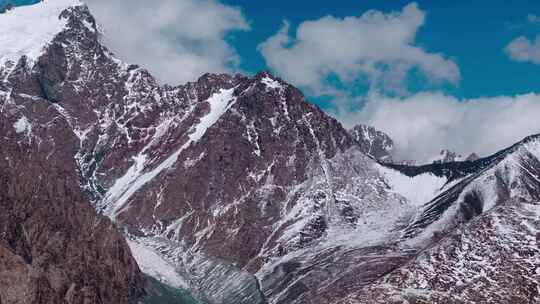 航拍天山博格达峰