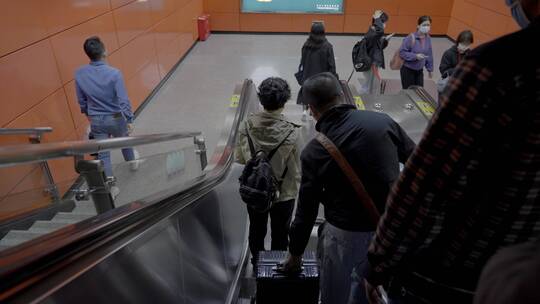 2023广州地铁人流上下班高峰期看手机视频素材模板下载