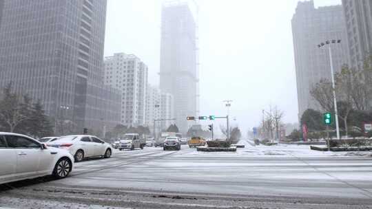 雪天城市路上汽车空境