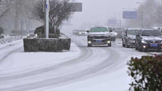 雪天城市路上汽车空境