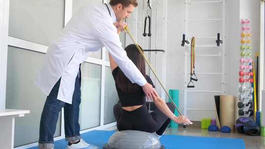 一名男性医生一名康复专家与一名女性患者脊
