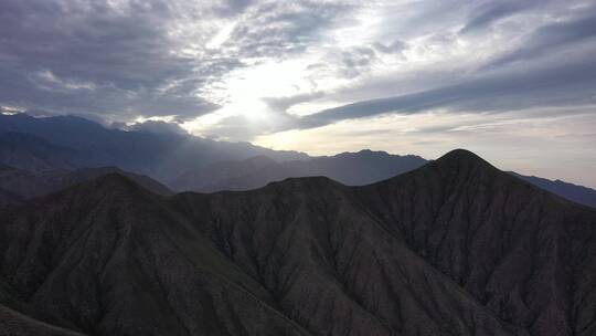 崇山峻岭日落时分