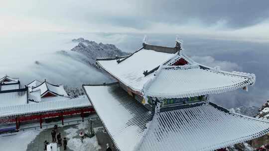 洛阳老君山金顶建筑屋檐雪后冰冻