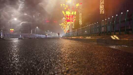 夜晚雾中城市街道车辆灯光璀璨景象