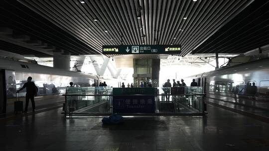 高铁站台的高铁与旅客视频素材模板下载