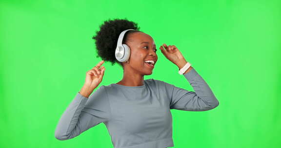 舞蹈、音乐和黑人女性在绿屏上戴耳机，在录