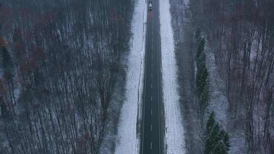 冬季的森林公路车辆前行