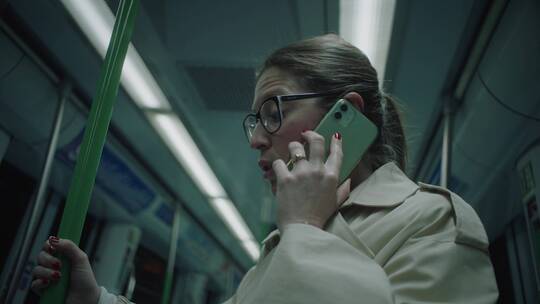 女人地铁中接电话视频素材模板下载