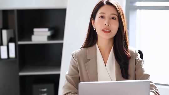 商务精英职场女性面对屏幕讲话商务视频会议