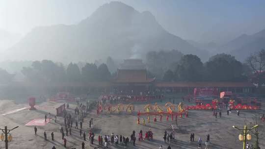 新年舞龙舞狮逛庙会烧香祈福