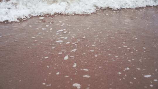 海水拍打在沙滩上