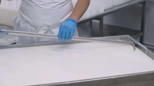 工人操作食品加工设备